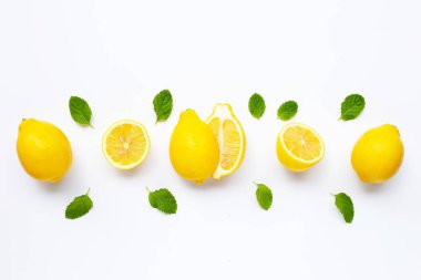 Nane yaprakları ile taze limon beyaz izole 