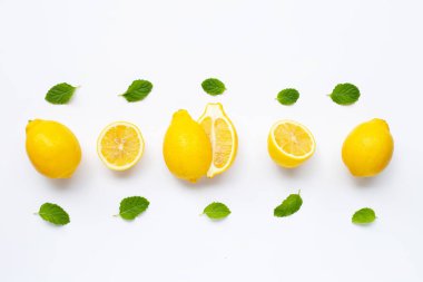 Nane yaprakları ile taze limon beyaz izole 