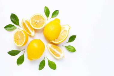 taze limon ile üzerine beyaz izole yaprakları 