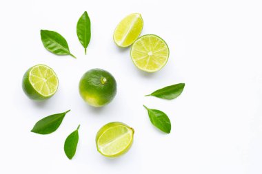 Beyaz arkaplanda yapraklı limonlar.