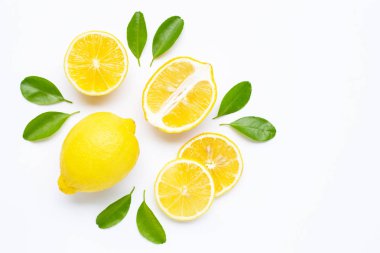 Limon ve dilimleri üzerinde beyaz izole yaprakları ile.