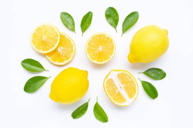 Limon ve dilimleri üzerinde beyaz izole yaprakları ile.