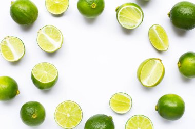 Beyaz arkaplanda izole edilmiş limonlar. 