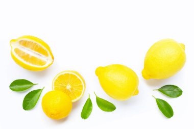 Limon ve beyaz izole yaprakları ile dilimler. Kopyalama alanı