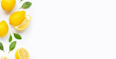 Taze limon ve beyaz izole yaprakları ile dilimler.