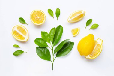 taze limon ile üzerine beyaz izole yaprakları 
