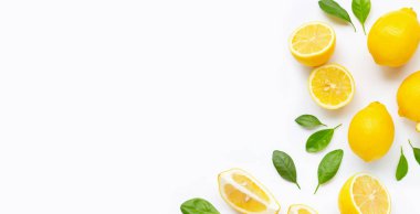 Taze limon ve beyaz izole yaprakları ile dilimler.