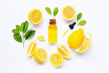 taze limon ile üzerine beyaz izole yaprakları 
