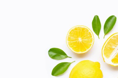 taze limon dilimleri üzerinde beyaz izole ile.