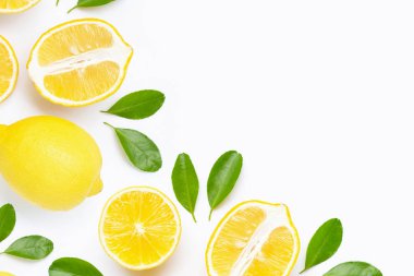taze limon dilimleri üzerinde beyaz izole ile.