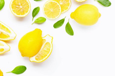 taze limon dilimleri üzerinde beyaz izole ile.