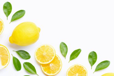 taze limon dilimleri üzerinde beyaz izole ile.