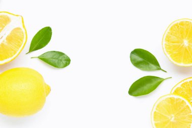 taze limon dilimleri üzerinde beyaz izole ile.