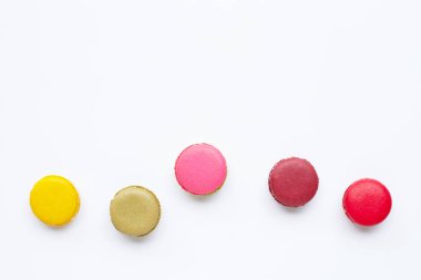 Beyazda izole edilmiş renkli makaronlar. 