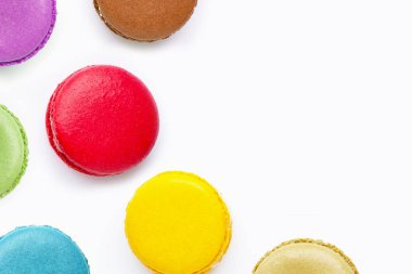 Beyazda izole edilmiş renkli makaronlar. 