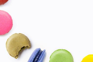 Beyazda izole edilmiş renkli makaronlar. 