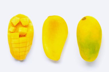 Tropik meyve, beyaz arka planda mango.. 