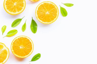 Yüksek C vitamini, sulu ve tatlı. Yeşil l taze portakal meyve