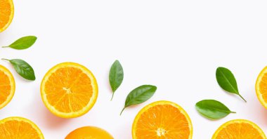 Beyaz backgrou izole yaprakları ile taze portakal narenciye