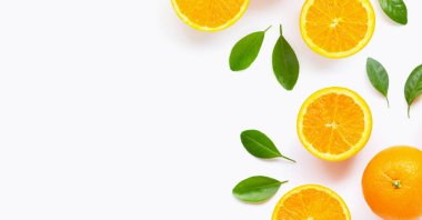 Beyaz backgrou izole yaprakları ile taze portakal narenciye