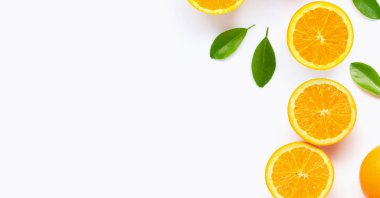 Beyaz backgrou izole yaprakları ile taze portakal narenciye