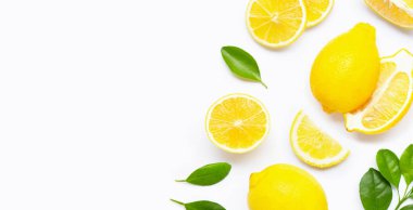 Taze limon ve beyaz izole yaprakları ile dilimler