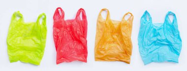 Beyaz arkaplanda renkli plastik torbalar.