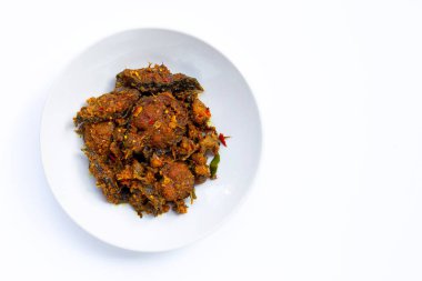 Tayland baharatlı yemekleri, beyaz arka planda kızarmış yayın balığı. Boşluğu kopyala