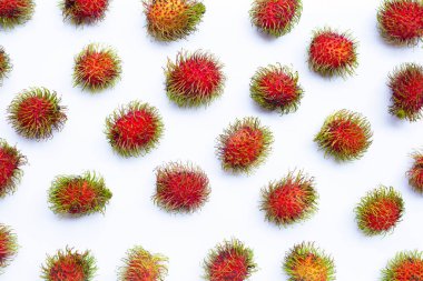 Rambutan beyaz arka planda izole edilmiş. Üst görünüm