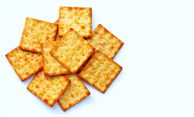 Beyaz arka planda şekerli krakerler. Üst görünüm