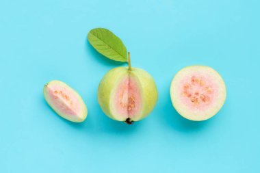 Mavi arka planda yaprağı olan taze, olgun guava manzarası. 