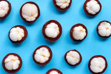 Mavi arka planda Mangosteen. Üst görünüm