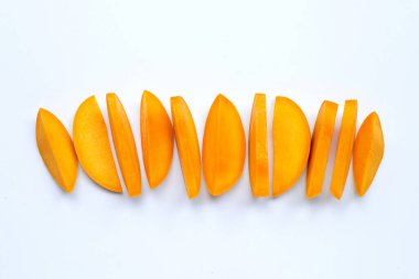 Tropik meyve, beyaz arka planda mango dilimleri. Üst görünüm