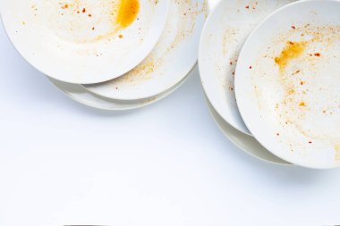 Kirli tabaklar beyaz arka planda. Boşluğu kopyala