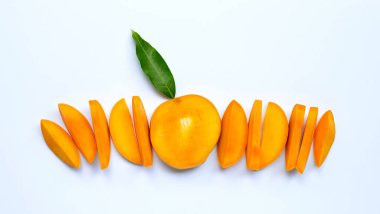 Tropik meyve, beyaz arka planda mango. Üst görünüm