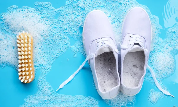 Zapatillas Con Espuma Detergente Polvo Disolución Agua Pincel Madera Sobre — Foto de Stock