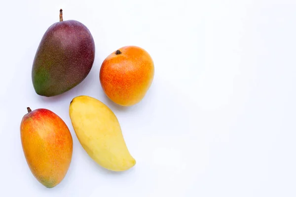 Tropisk Frukt Mango Vit Bakgrund Ovanifrån — Stockfoto