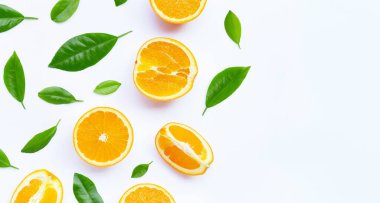 Beyaz arka planda yaprakları olan portakallar. Boşluğu kopyala