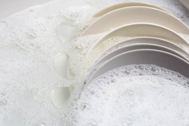 Bulaşık yıkama, kirli bulaşıklar mutfak lavabosunda..