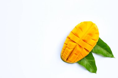 Tropik meyve, beyaz arka planda mango. Üst görünüm