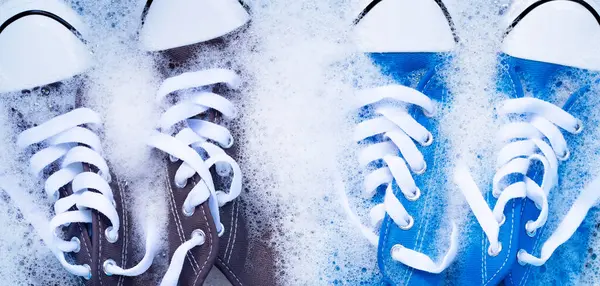 Remoja Los Zapatos Antes Lavarlos Limpieza Zapatillas Sucias — Foto de Stock