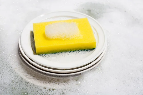 Lavaggio Dei Piatti Piatti Sporchi Immersi Nel Lavello Della Cucina — Foto Stock