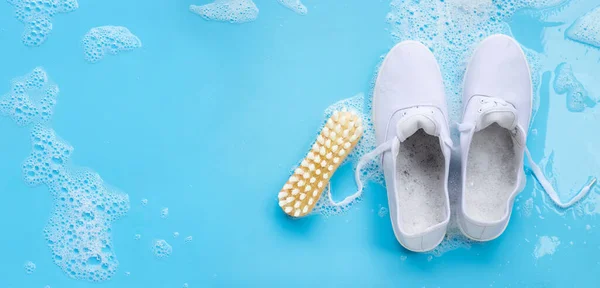 Zapatillas Con Espuma Detergente Polvo Disolución Agua Pincel Madera Sobre — Foto de Stock