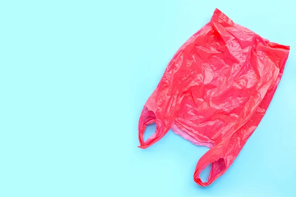 Röd Plastpåse Blå Bakgrund Kopiera Utrymme — Stockfoto