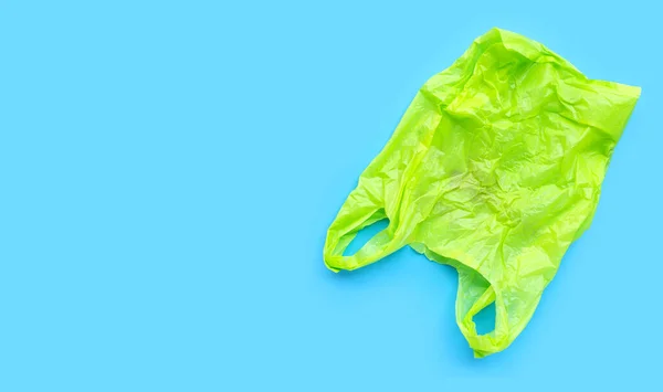 Groene Plastic Zak Blauwe Achtergrond — Stockfoto