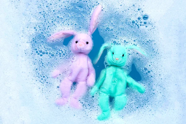 Kaninchenpuppen Vor Dem Waschen Waschmittelwasser Einweichen Wäschekonzept Draufsicht — Stockfoto