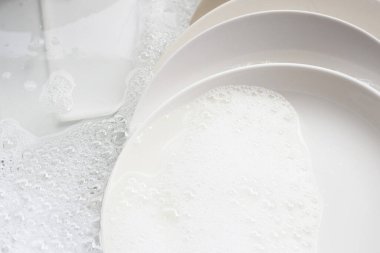 Bulaşık yıkama, kirli bulaşıklar mutfak lavabosunda..