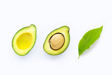 Beyaz arkaplanda avokado.