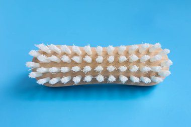 Mavi arkaplanda temizlik giysileri için fırça.