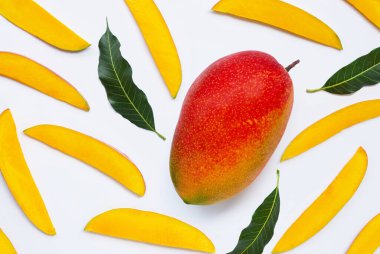 Tropik meyve, beyaz arka planda mango. Üst görünüm